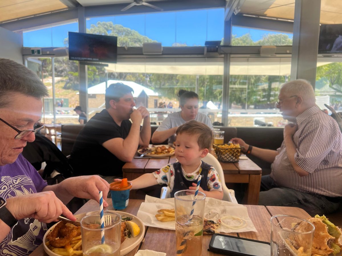 hotel rottnest family eating lunch